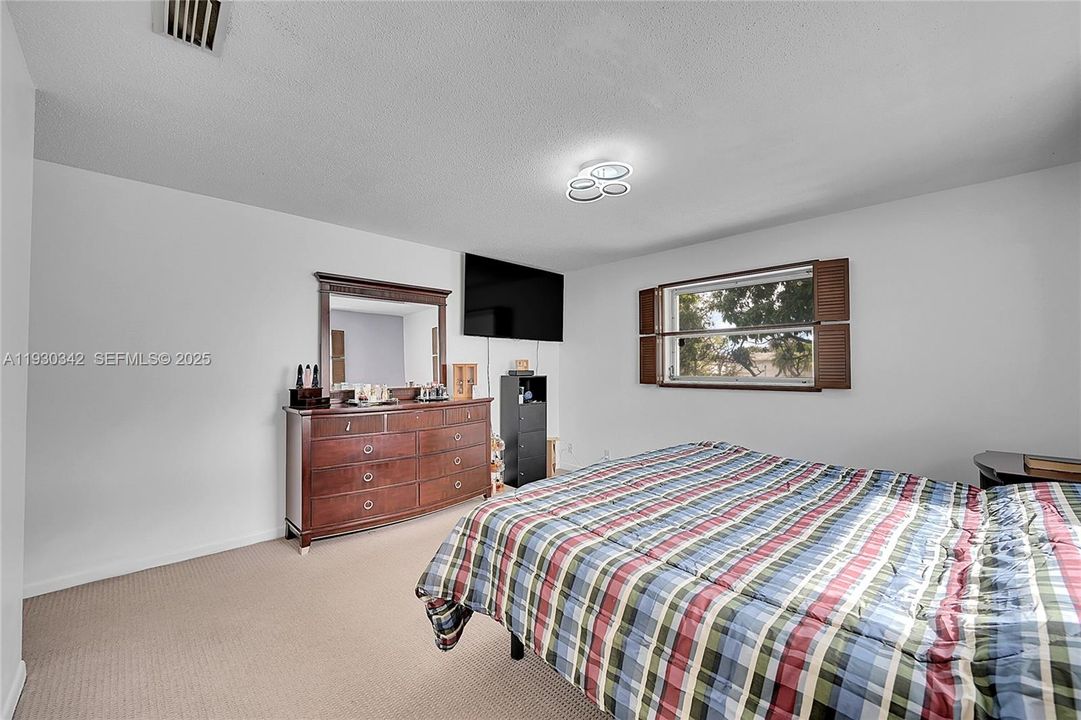 For Sale: $379,500 (2 beds, 2 baths, 1587 Square Feet)