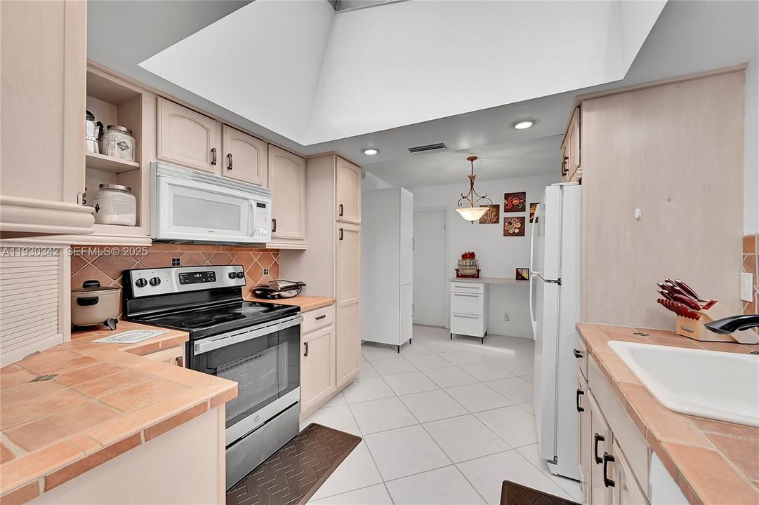 For Sale: $379,500 (2 beds, 2 baths, 1587 Square Feet)