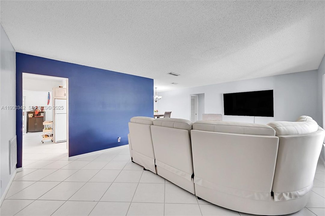 For Sale: $379,500 (2 beds, 2 baths, 1587 Square Feet)
