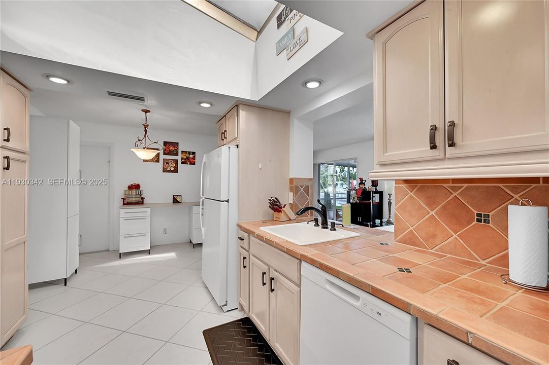For Sale: $379,500 (2 beds, 2 baths, 1587 Square Feet)