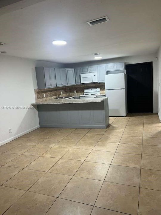 For Rent: $3,000 (3 beds, 2 baths, 680 Square Feet)