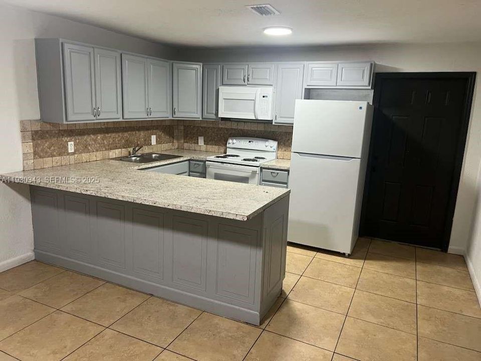 For Rent: $3,000 (3 beds, 2 baths, 680 Square Feet)