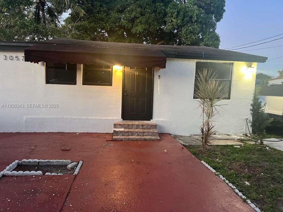 For Rent: $3,000 (3 beds, 2 baths, 680 Square Feet)