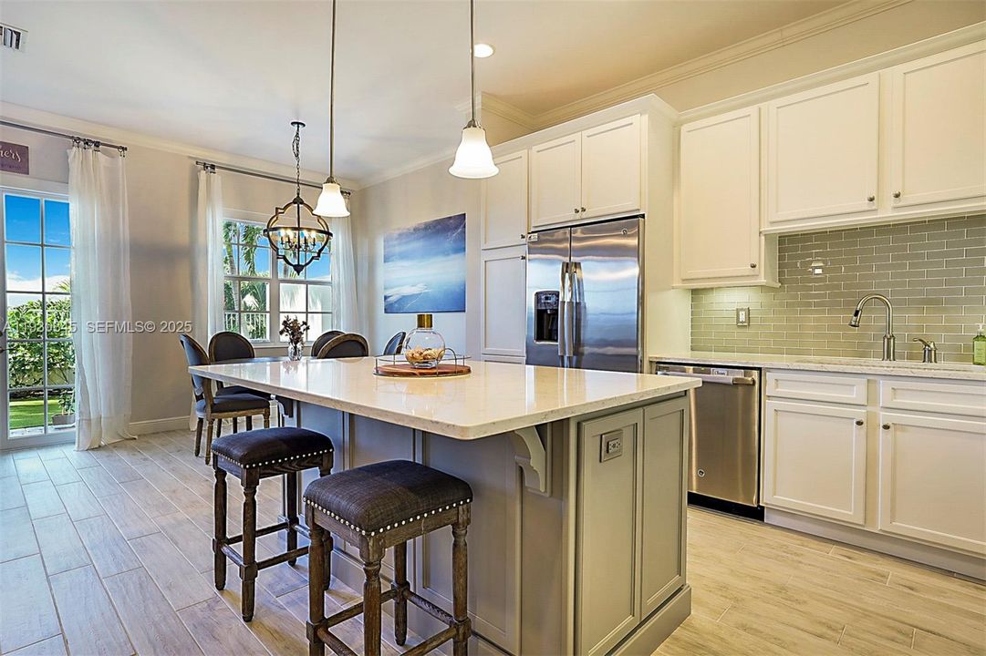 出租: $5,500 (3 贝兹, 2 浴室, 1995 平方英尺)