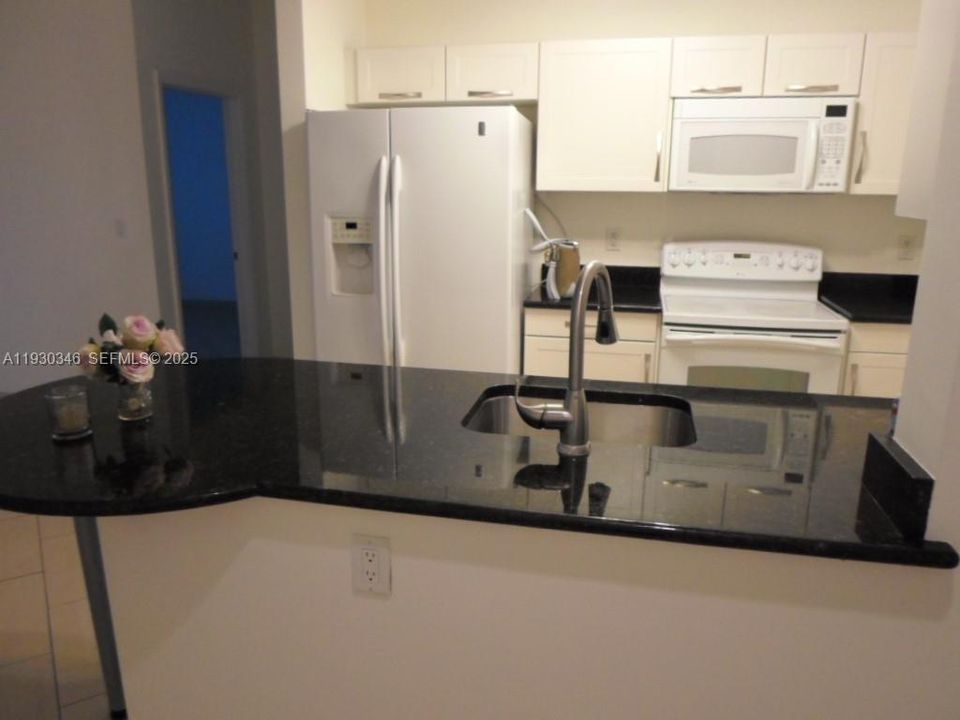 На продажу: $470,000 (2 спален, 2 ванн, 955 Квадратных фут)