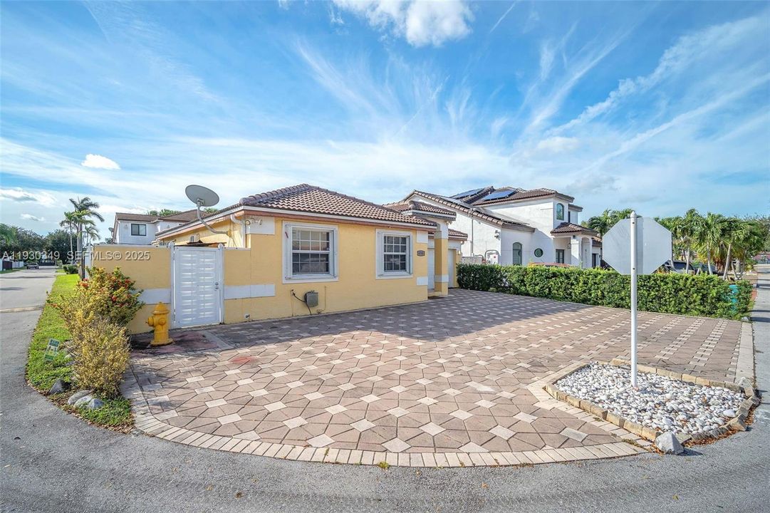 For Sale: $599,999 (4 beds, 2 baths, 1511 Square Feet)