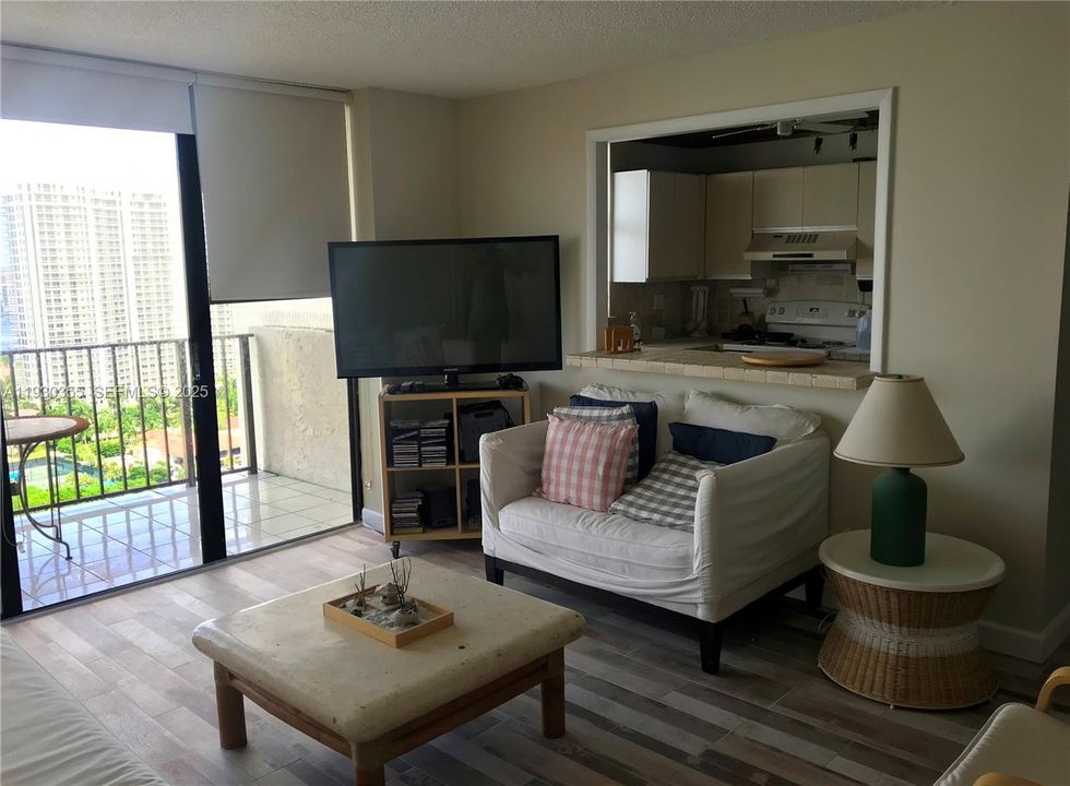 出租: $2,500 (2 贝兹, 2 浴室, 1043 平方英尺)