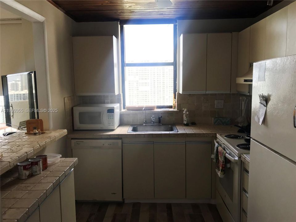 出租: $2,500 (2 贝兹, 2 浴室, 1043 平方英尺)