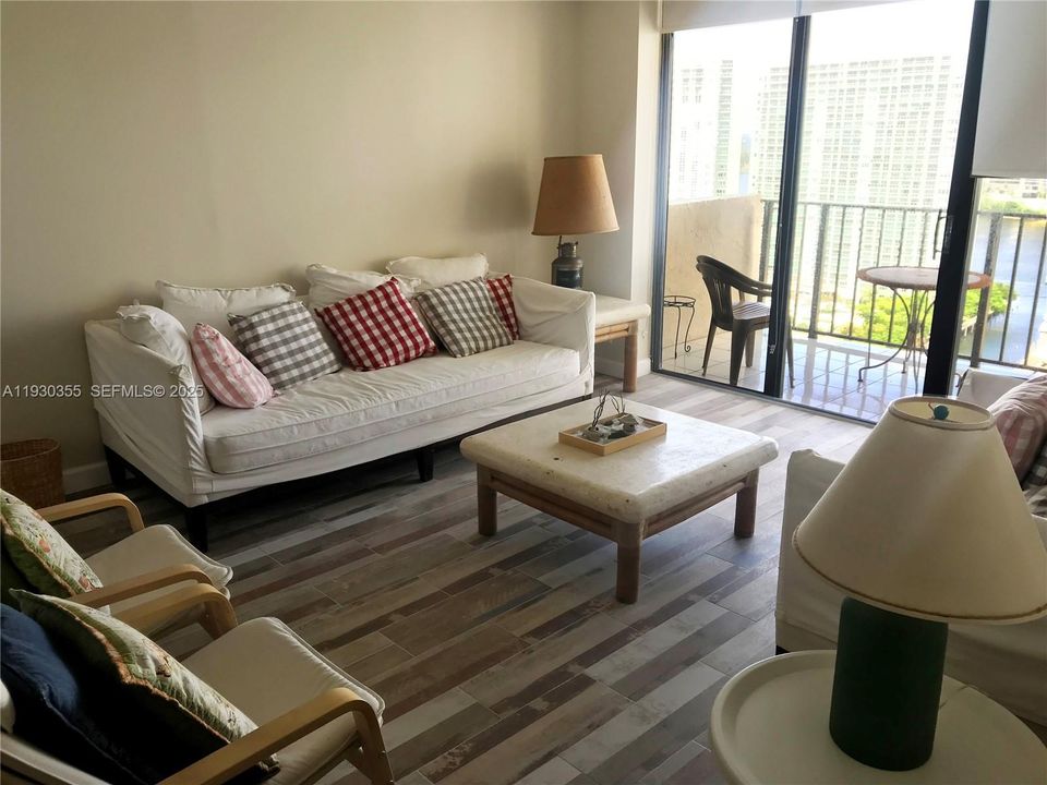 出租: $2,500 (2 贝兹, 2 浴室, 1043 平方英尺)