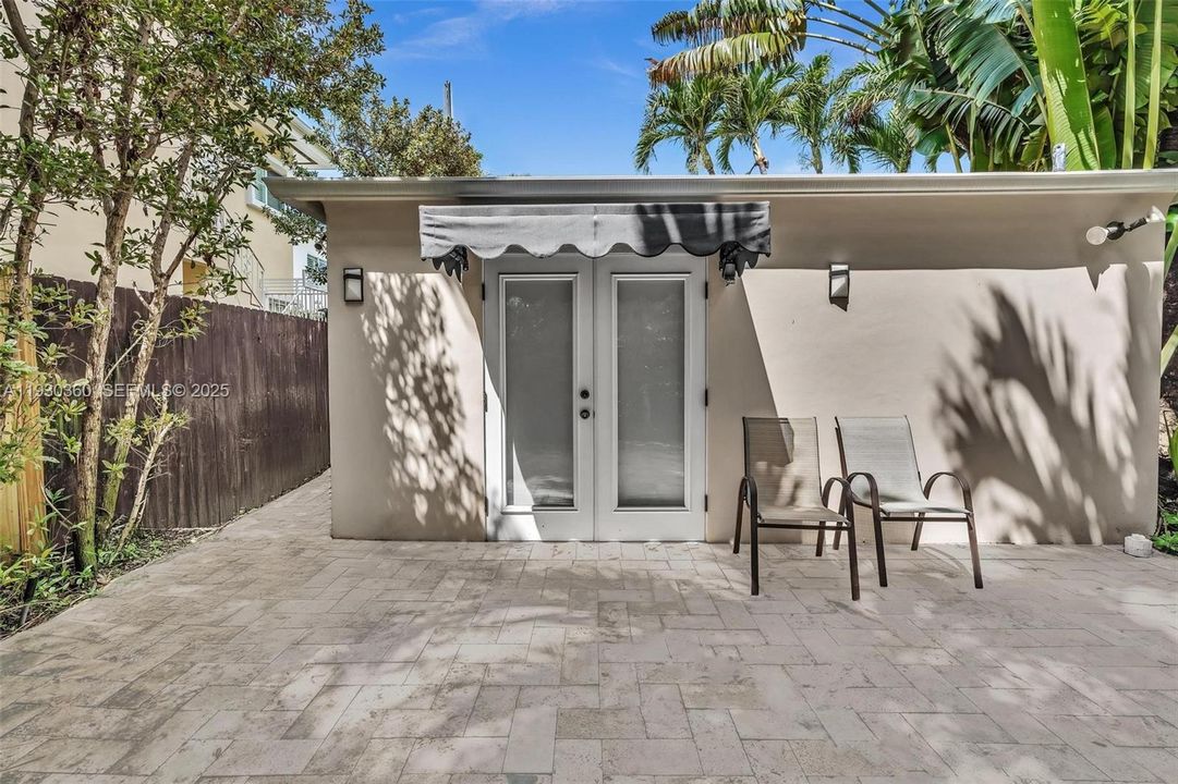 For Rent: $2,200 (1 beds, 1 baths, 1400 Square Feet)