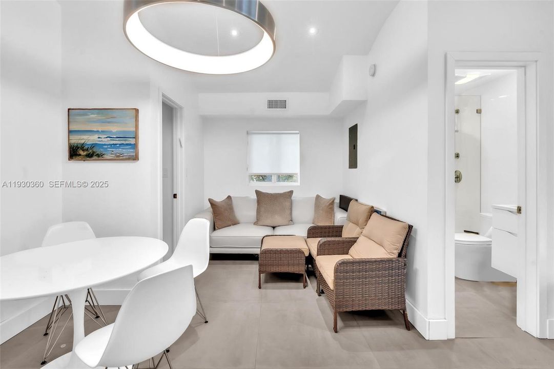 For Rent: $2,200 (1 beds, 1 baths, 1400 Square Feet)