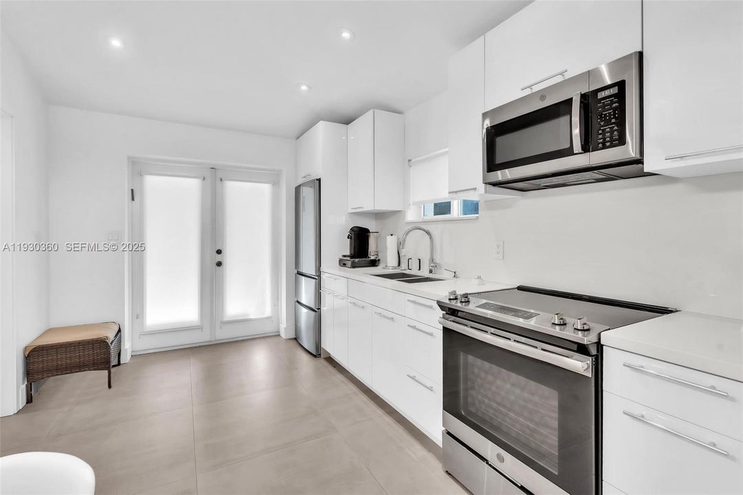 For Rent: $2,200 (1 beds, 1 baths, 1400 Square Feet)