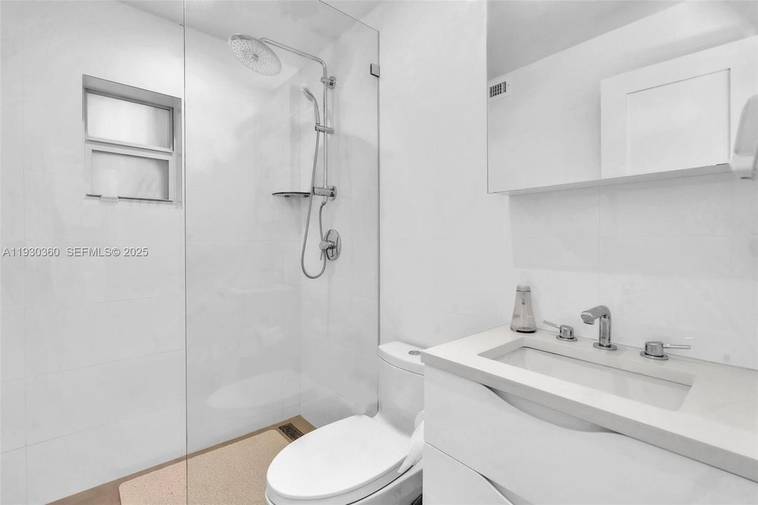 For Rent: $2,200 (1 beds, 1 baths, 1400 Square Feet)