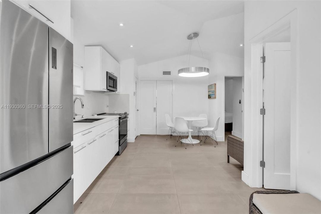 For Rent: $2,200 (1 beds, 1 baths, 1400 Square Feet)