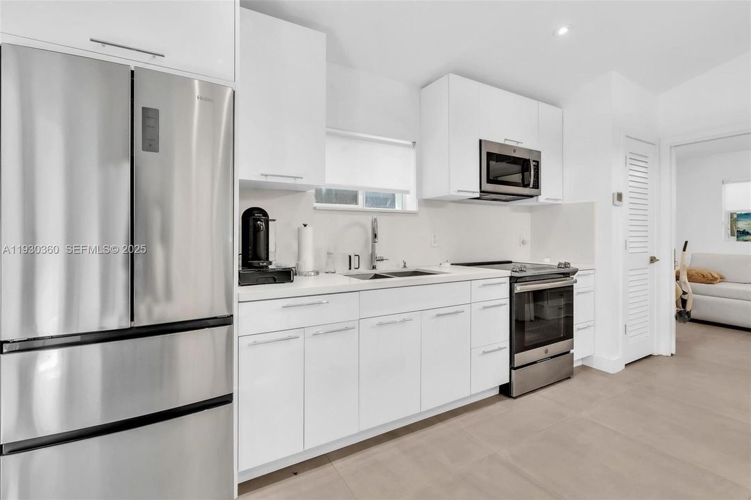 For Rent: $2,200 (1 beds, 1 baths, 1400 Square Feet)