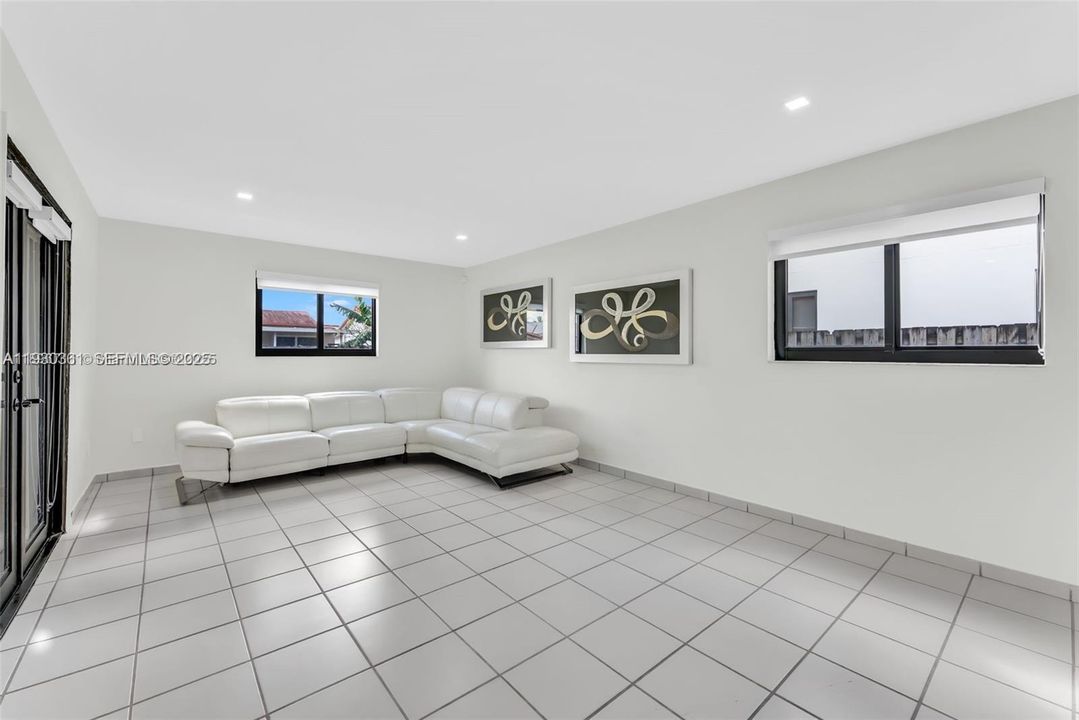 待售: $995,000 (4 贝兹, 2 浴室, 2450 平方英尺)