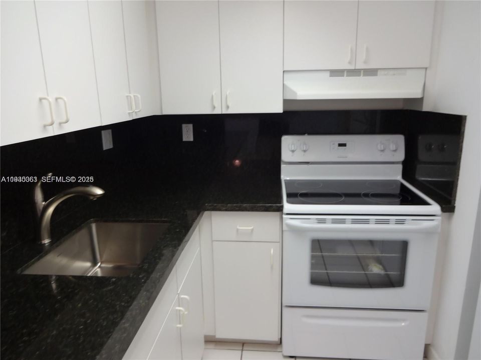 For Sale: $420,000 (2 beds, 2 baths, 1000 Square Feet)