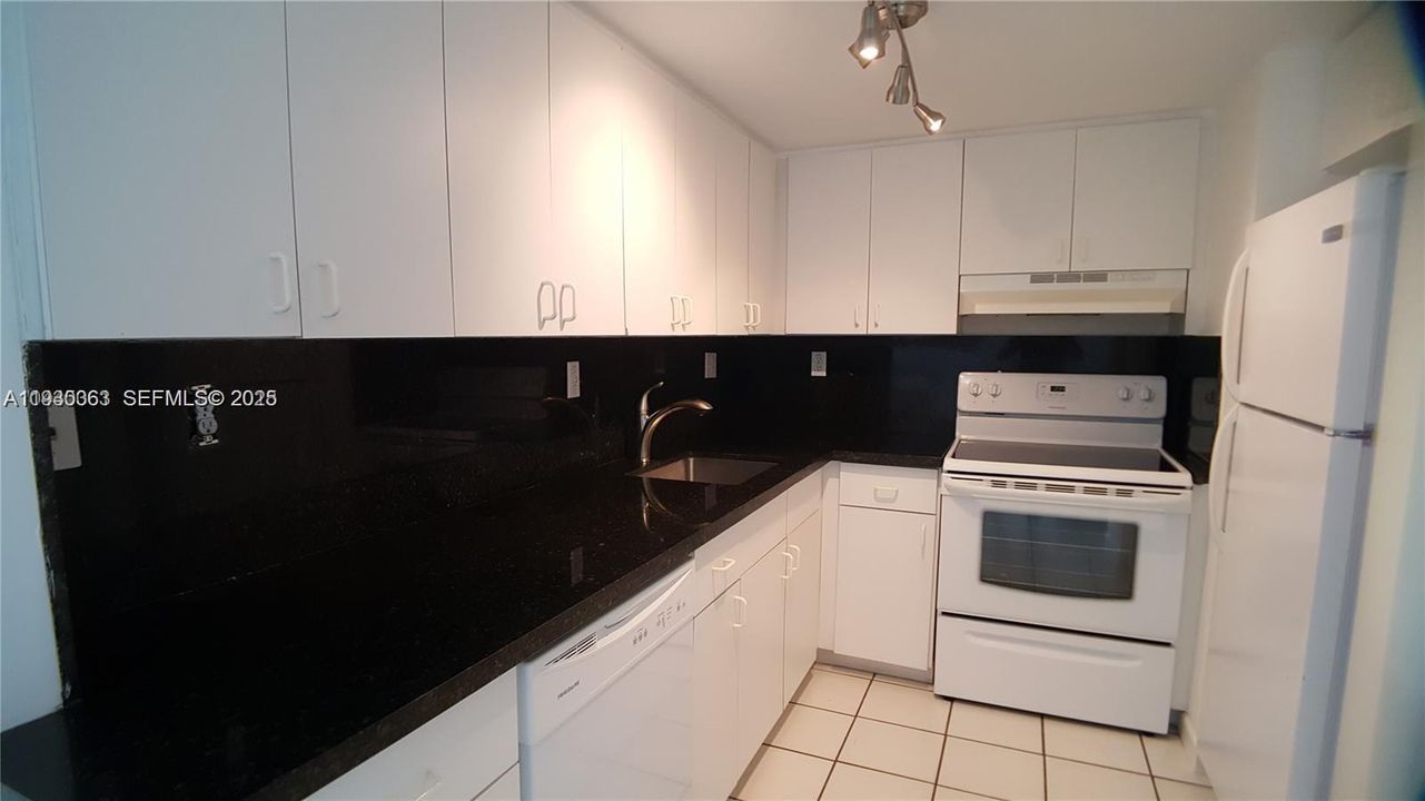 For Sale: $420,000 (2 beds, 2 baths, 1000 Square Feet)