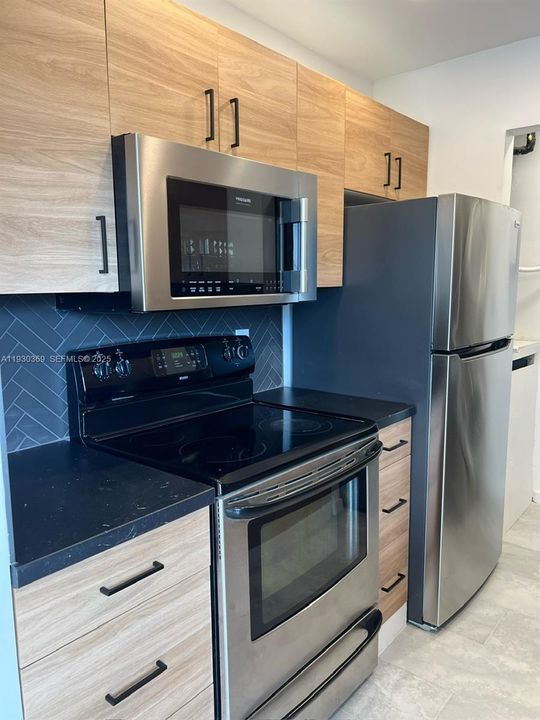 В аренду: $2,100 (2 спален, 1 ванн, 975 Квадратных фут)