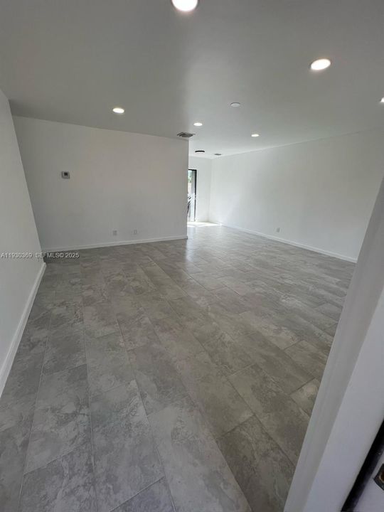 В аренду: $2,100 (2 спален, 1 ванн, 975 Квадратных фут)