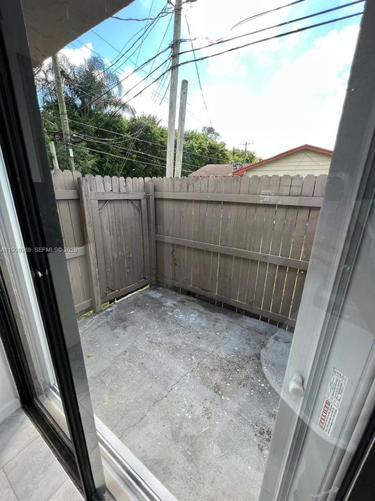 В аренду: $2,100 (2 спален, 1 ванн, 975 Квадратных фут)