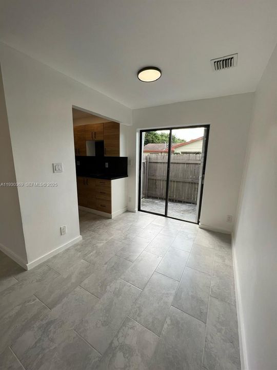 В аренду: $2,100 (2 спален, 1 ванн, 975 Квадратных фут)