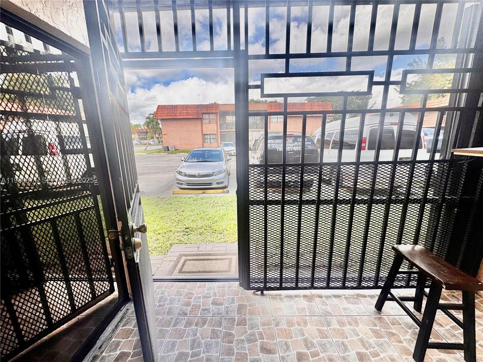 На продажу: $280,000 (2 спален, 2 ванн, 750 Квадратных фут)