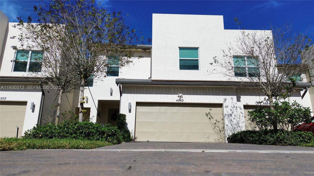 For Rent: $3,400 (3 beds, 2 baths, 1931 Square Feet)