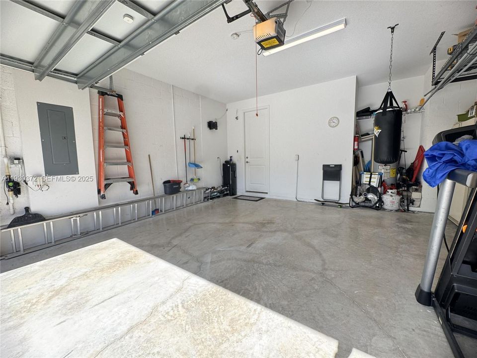 For Rent: $3,400 (3 beds, 2 baths, 1931 Square Feet)