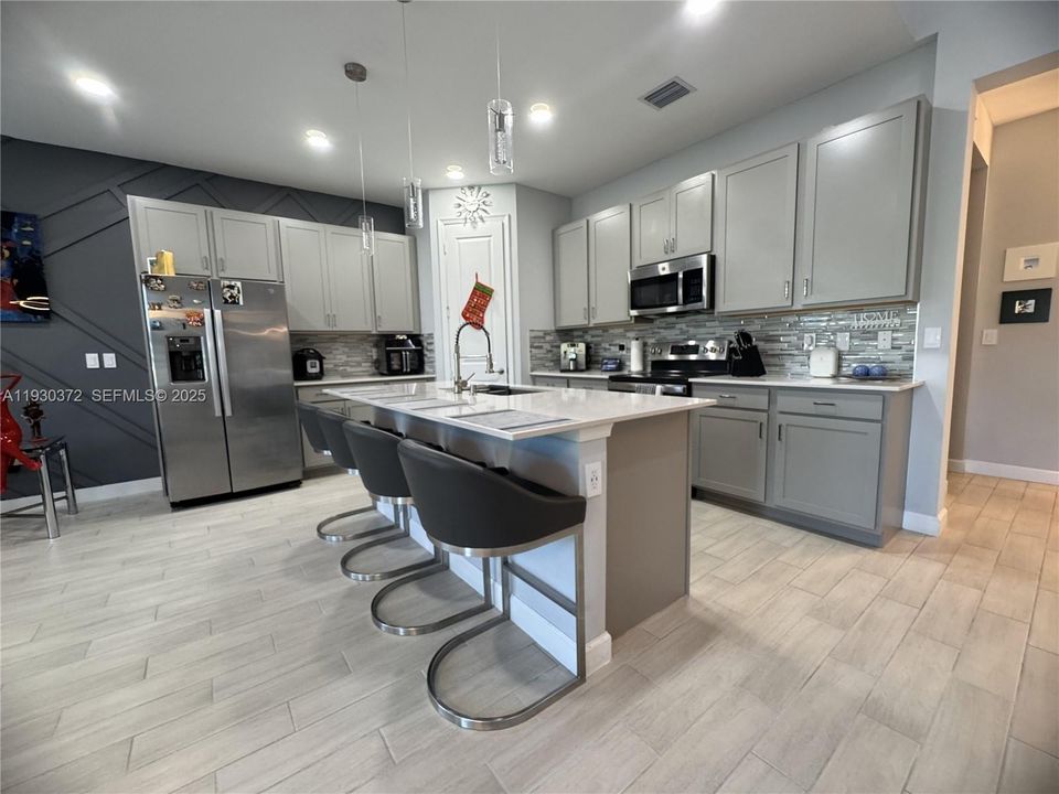 For Rent: $3,400 (3 beds, 2 baths, 1931 Square Feet)