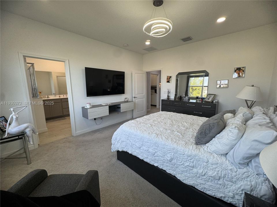 For Rent: $3,400 (3 beds, 2 baths, 1931 Square Feet)