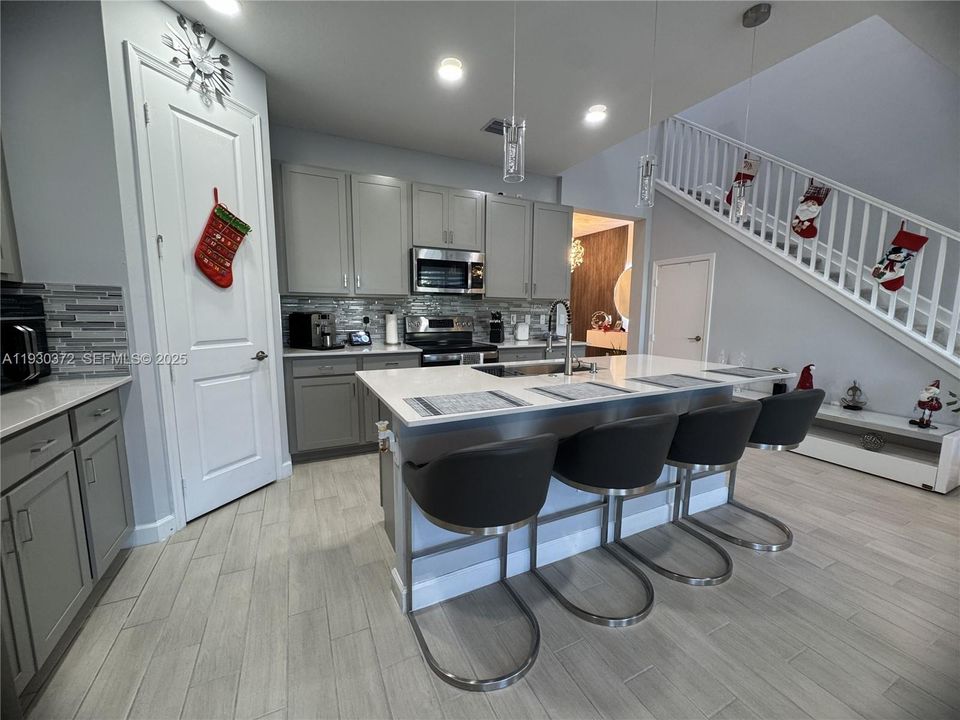 For Rent: $3,400 (3 beds, 2 baths, 1931 Square Feet)