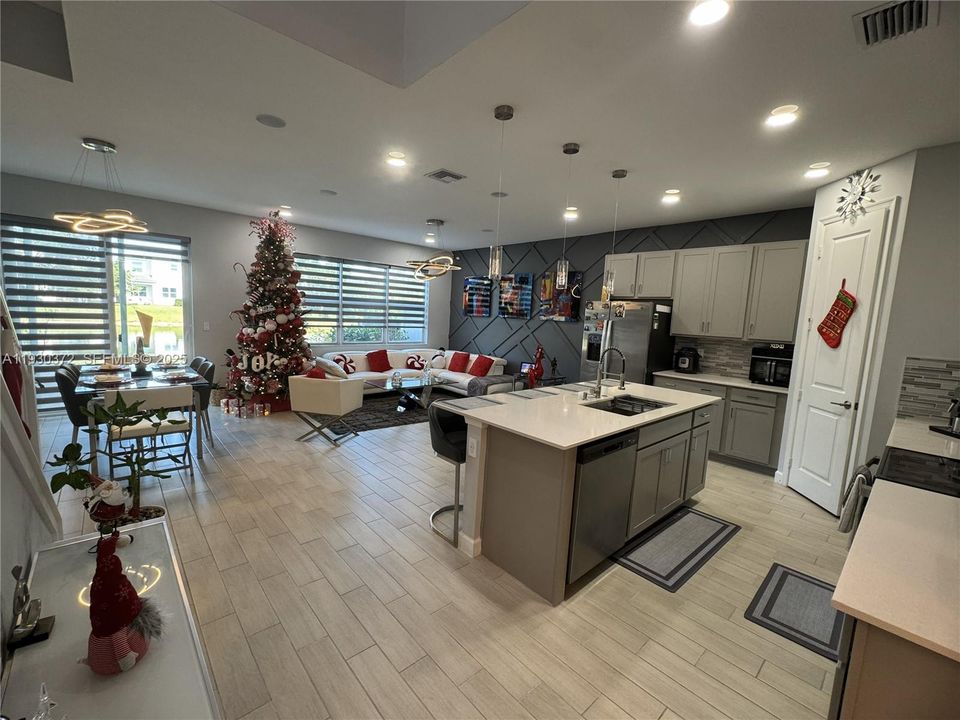 For Rent: $3,400 (3 beds, 2 baths, 1931 Square Feet)