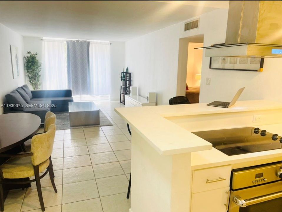 For Sale: $180,000 (1 beds, 1 baths, 714 Square Feet)