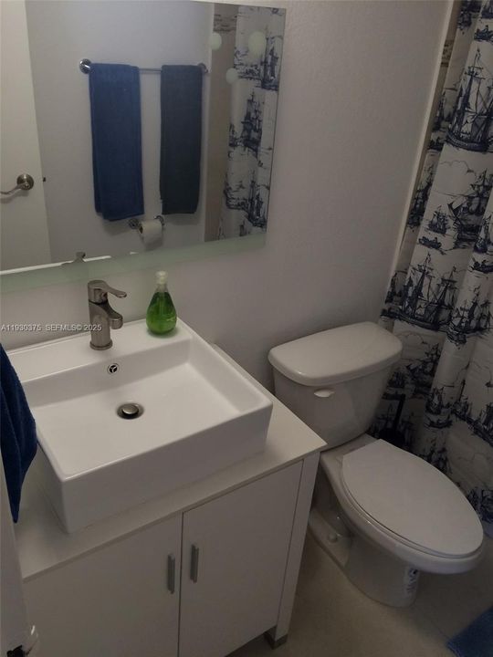 For Sale: $180,000 (1 beds, 1 baths, 714 Square Feet)