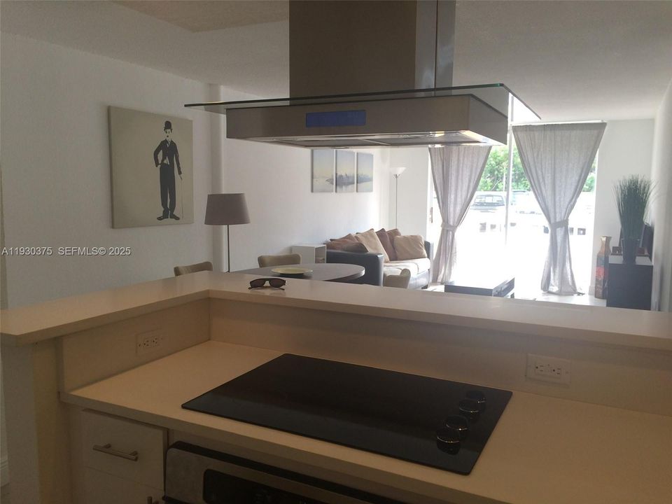 For Sale: $180,000 (1 beds, 1 baths, 714 Square Feet)