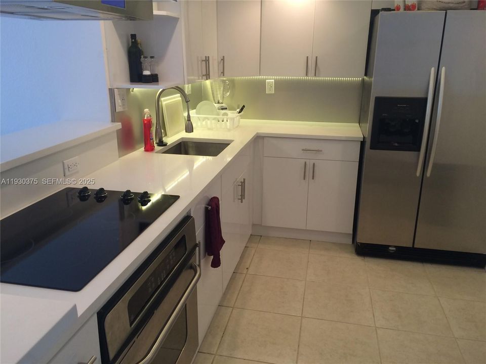 For Sale: $180,000 (1 beds, 1 baths, 714 Square Feet)