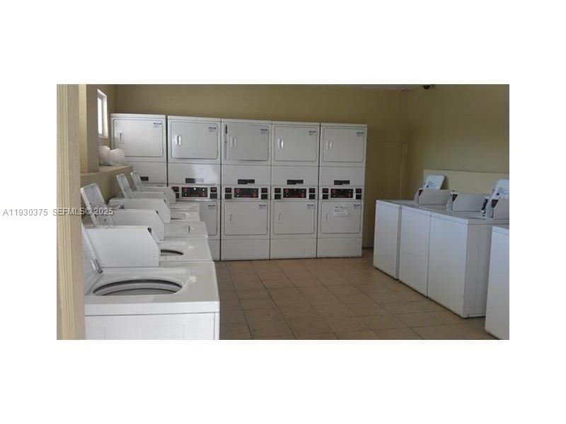 For Sale: $180,000 (1 beds, 1 baths, 714 Square Feet)