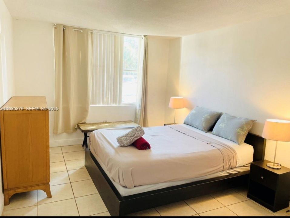 For Sale: $180,000 (1 beds, 1 baths, 714 Square Feet)