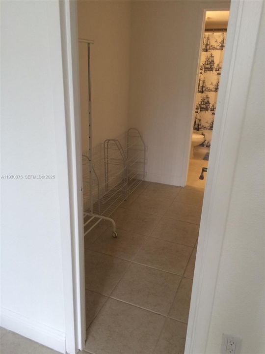 For Sale: $180,000 (1 beds, 1 baths, 714 Square Feet)