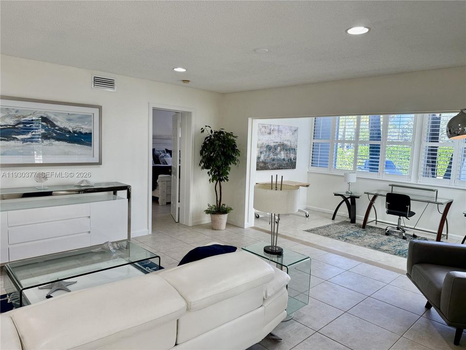 En Venta: $950,000 (3 camas, 2 baños, 1700 Pies cuadrados)