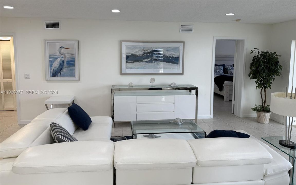 En Venta: $950,000 (3 camas, 2 baños, 1700 Pies cuadrados)