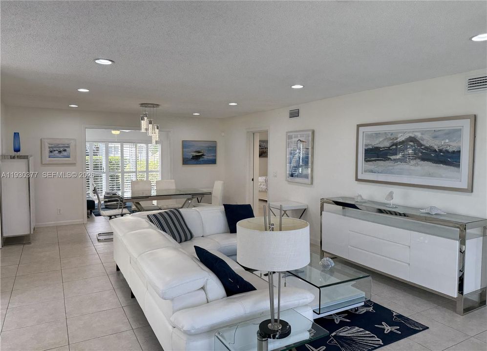 En Venta: $950,000 (3 camas, 2 baños, 1700 Pies cuadrados)