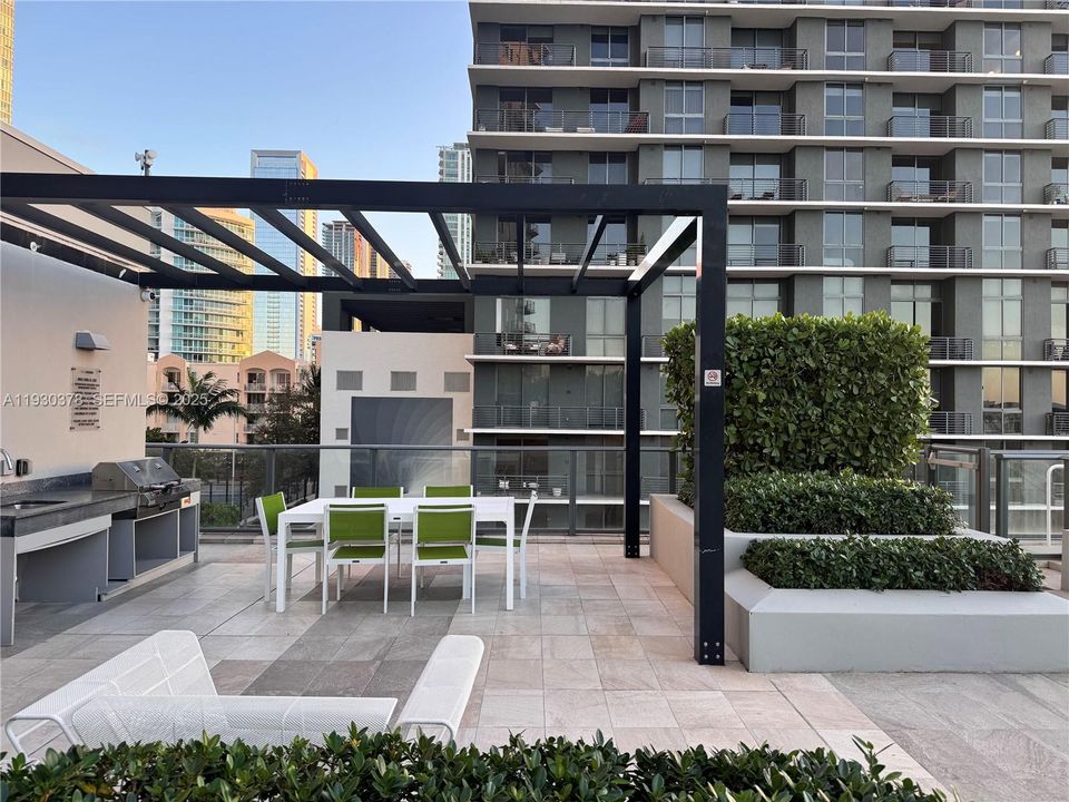 For Rent: $3,300 (1 beds, 1 baths, 610 Square Feet)