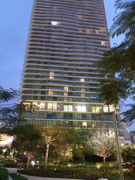 For Rent: $3,300 (1 beds, 1 baths, 610 Square Feet)