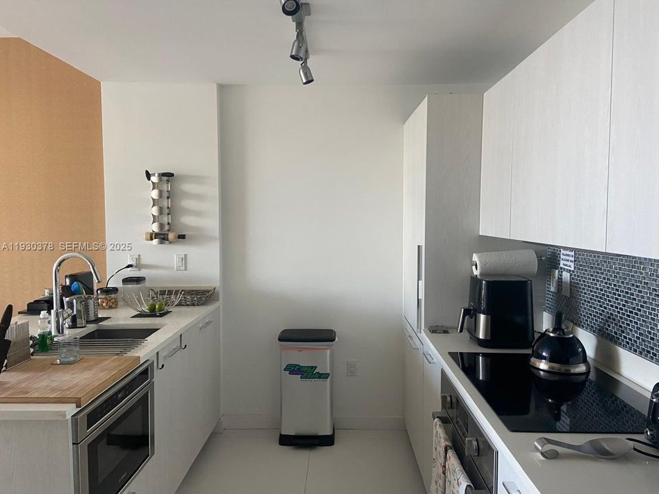 For Rent: $3,300 (1 beds, 1 baths, 610 Square Feet)