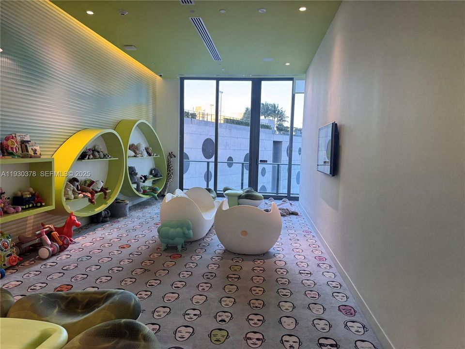 For Rent: $3,300 (1 beds, 1 baths, 610 Square Feet)