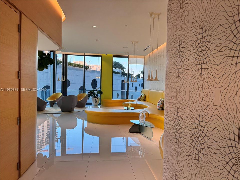 For Rent: $3,300 (1 beds, 1 baths, 610 Square Feet)