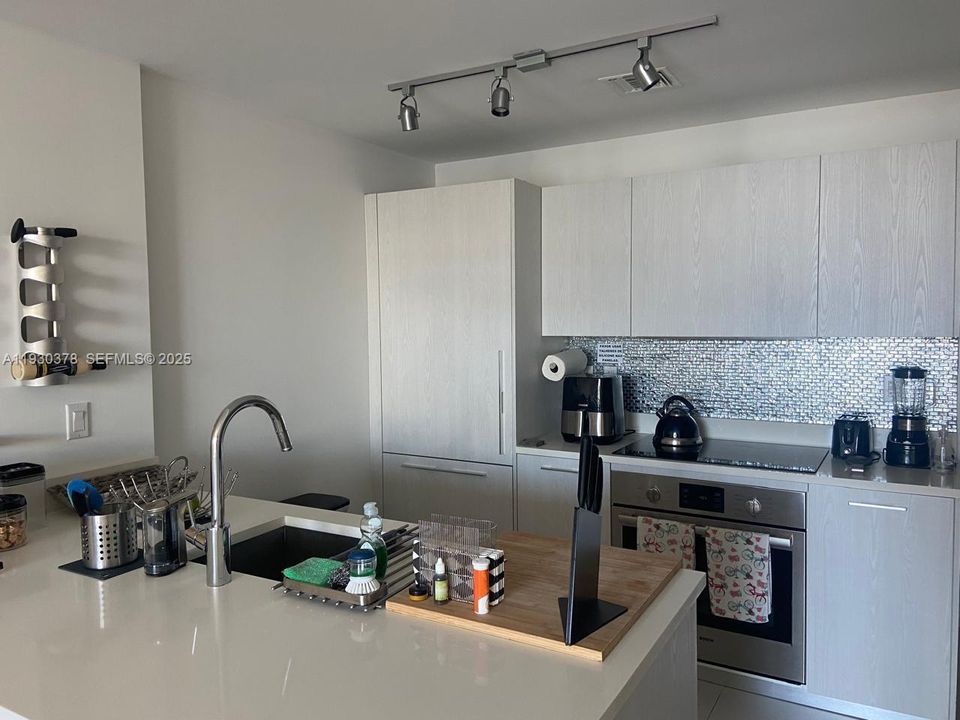 For Rent: $3,300 (1 beds, 1 baths, 610 Square Feet)