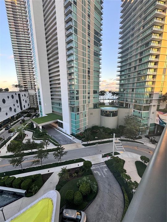 For Rent: $3,300 (1 beds, 1 baths, 610 Square Feet)